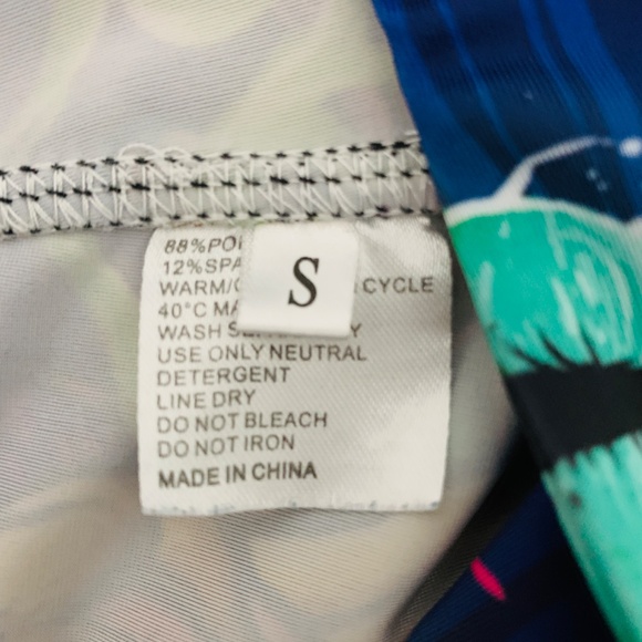 Alice in Wonderland Waz Shop Crop Top & Short Set Size Small Melty Alice Trippy - Picture 13 of 13